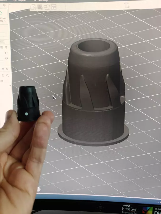 Model 3D obok gotowej wydrukowanej przekładni